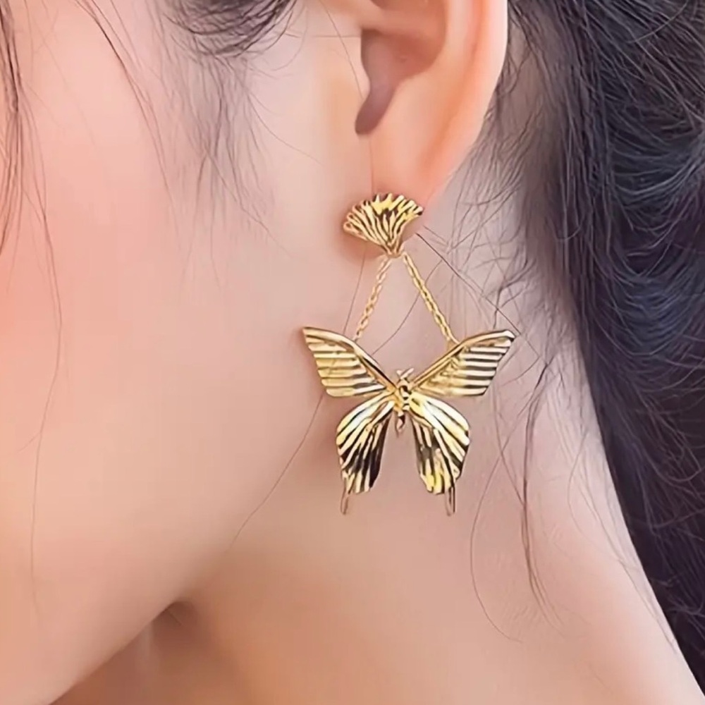 🦋 Golden Butterfly Dangle Earrings - Picture 3 of 9